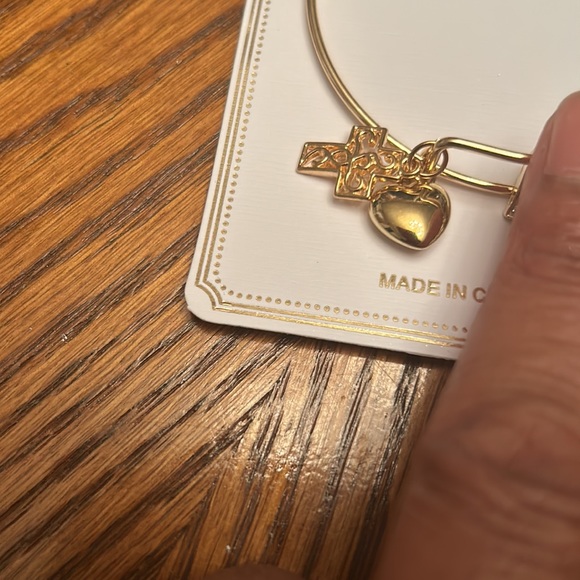 NWT WOMEN CRYSTAL COLLECTION GOLDTONE ADJUSTABLE BLING HEART CROSS LOVE BANGLE - Picture 3 of 5
